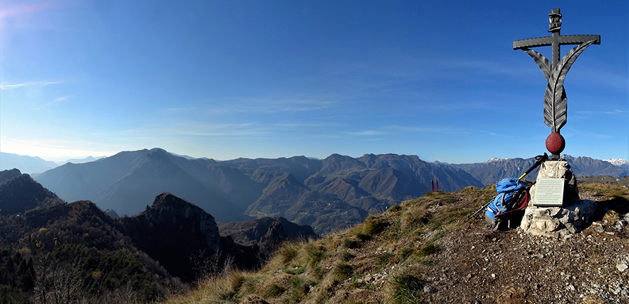 Vista dalla Croce del Pizzo Rabbioso verso la Valle Brembana